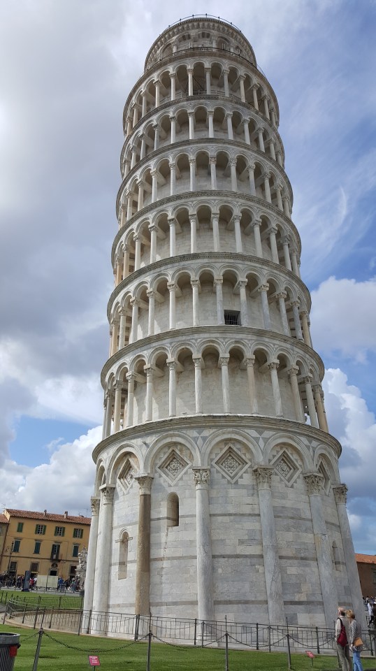 Leaning tower of pisa